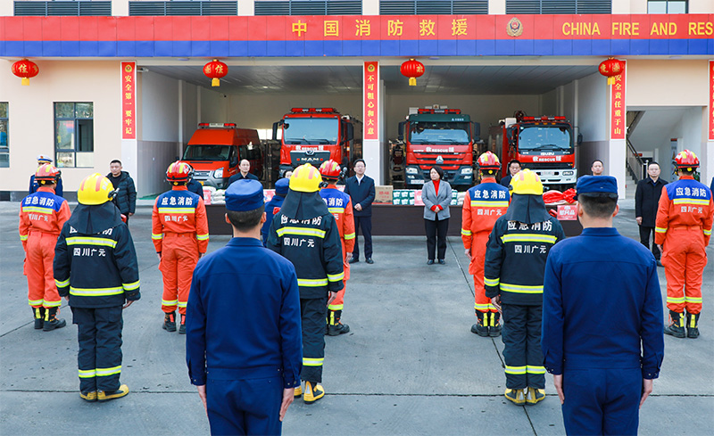  刘自强带队看望慰问区消防救援大队指战员、人武部官兵